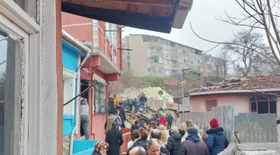 İstanbulda çökən binaların dağıntıları altından 11 nəfər çıxarılıb: Ölən var