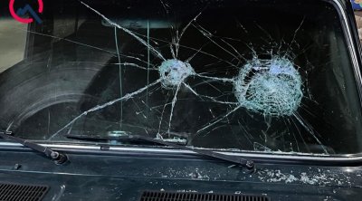 Borca görə ana və oğlu döyüldü, maşının şüşəsi sındırıldı - FOTO