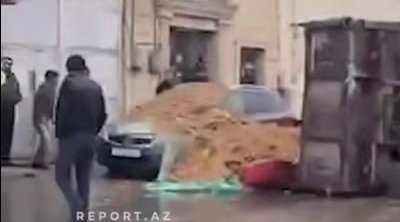 Yük maşını aşdı, gübrə digər avtomobilin üzərinə töküldü - VİDEO