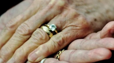 Öz qayınanası ilə &ldquo;EVLƏNDİ&rdquo;: 80 yaşı var