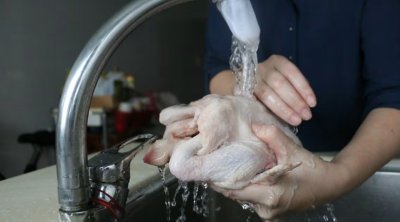 Toyuq yumaq vərdişini unudun: Xəstəlik yayırsınız!