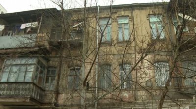 Bakıda bina qəzalı vəziyyətə düşdü - VİDEO