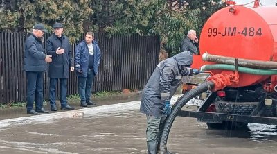 Bakıda 2 rayonun icra başçısı su basmış ərazilərə gəliblər - FOTO