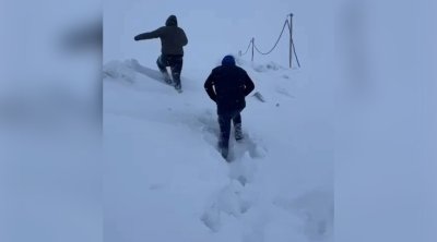 Laçına dizə qədər qar yağdı - VİDEO