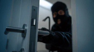 Qayınanasının mənzilindən oğurluq etdi