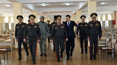 Müdafiə nazirinin yanındakı general kimdir? &ndash; DOSYE