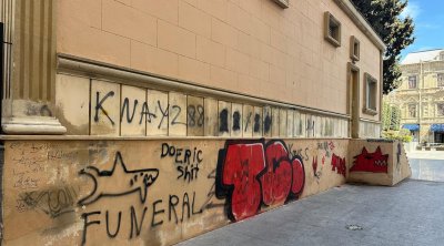 Nizami Kino Mərkəzinin divarlarına qraffiti çəkən şəxslərin ADLARI