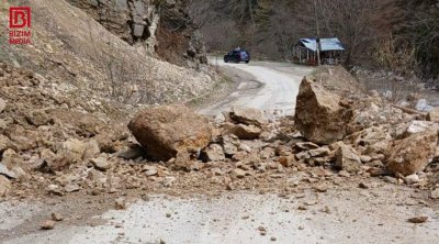 Qubada sürüşmə baş verən yol belə təmizlənir &ndash; VİDEO