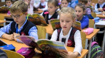 Rusiya məktəblərində QANLI İNSİDENT&ndash; Şagird müəllimi bıçaqla öldürdü - VİDEO