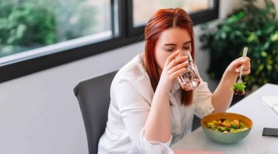 Hansı daha düzgündür: yeməkdən əvvəl, yoxsa sonra su içmək?