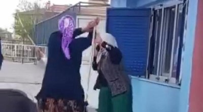 Məktəb yeməkxanasına hücum etdi - Qadınlar əlbəyaxa oldu - VİDEO