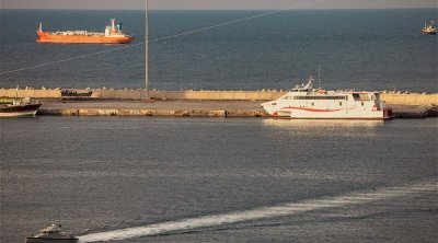 Bloomberg: Hörmüz boğazından iki iri tanker keçə bilməyib
