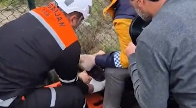 Avtomobildə sıxılı vəziyyətdə qalmış qadının xilas anı - VİDEO