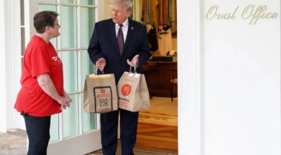 Trampın qapısına gedən kuryer şoka düşdü: Maraqlı dialoq &ndash; VİDEO