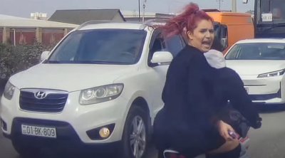 Masazırda gənc qızlar yolda motosikletlə təhlükəli hərəkətlər etdilər &ndash; VİDEO