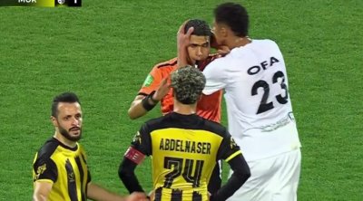 Qolu qeydə alan hakimi alnından öpdü - VİDEO