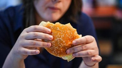 Daim aclıq hissi yaşayanlar – Bu qidalardan UZAQ DURSUNLAR!