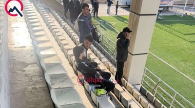Qurban Qurbanovun cəzalandırdığı Elvin və Abbas tribunadan matça baxdılar - FOTO