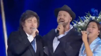 Argentina Prezidenti səhnəyə çıxıb, Netanyahu üçün mahnı oxudu &ndash; VİDEO