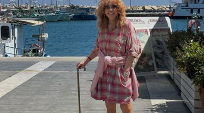 77 yaşlı Puqaçova əlində əsa ilə - Foto