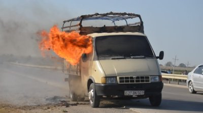 Gəncədə &ldquo;QAZel&rdquo; yandı, sürücü xəsarət aldı