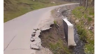 Bu yolda təhlükəli vəziyyət: hər an çökə bilər - FOTO