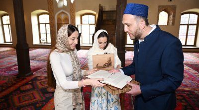 Leyla Əliyeva və Arzu Əliyeva Şəkidə Xan məscidini ziyarət etdilər &ndash; FOTO