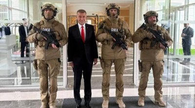 Andrey Babiş Azərbaycanda onu qoruyanlarla xatirə şəkli çəkdirdi