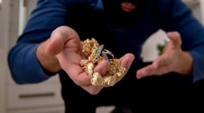 Sevdiyi qızın anasının qızıllarını oğurladı, özünə nişan məclisi TƏŞKİL ETDİ