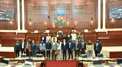 Beynəlxalq gənclər forumunun bir qrup iştirakçısı Milli Məclisdə - FOTO
