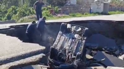 Xaçmazda çökmüş yolda HADİSƏ: Yanından keçən maşın çuxura düşdü - VİDEO