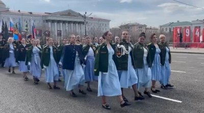 Onların həyat yoldaşları paradda yürüş etdi - Video