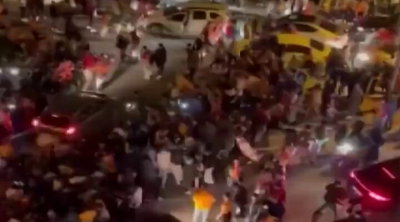 Türkiyədə avtomobil &ldquo;Qalatasaray&rdquo; azarkeşlərinin izdihamına çırpıldı - VİDEO