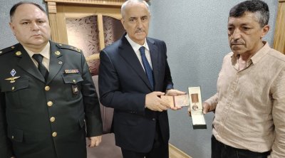 Qusarın icra başçısı aprel şəhidinin medalını ailəsini təqdim edib - FOTO
