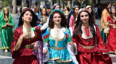 Bakıda rəngli mənzərə: Azərbaycan xanımları milli geyimlərdə - FOTOLAR