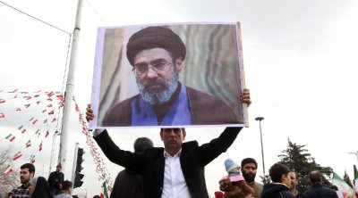 Müctəba yoxdursa, onu yaratmaq lazımdır: Tehranda "Rəhbər" oyunu