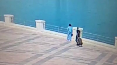 Bulvarda qadına qarşı qeyri-etik hərəkət edən şəxs köməyə gələn oğlana da hücum etdi &ndash; VİDEO