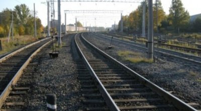 Bakıda dəmir yoluna çıxan kişini qatar vurdu
