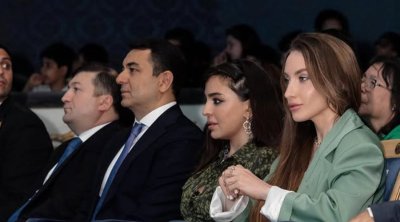 Leyla və Alyona Əliyevalar "Balaca Şahzadə" tamaşasında &ndash; FOTO