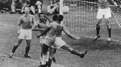 Futbol tarixində rekord: Pelenin 1958-ci il finalındakı forması 6 milyon dollara satılır - FOTO