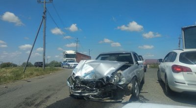 Biləsuvarda yük maşını ilə &ldquo;Mercedes&rdquo; toqquşdu: xəsarət alanlar var