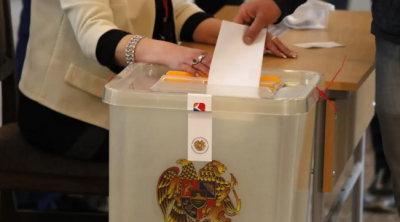 Parlament seçkilərində səsvermə başladı - Paşinyanın partiyası qalib gələcəkmi?
