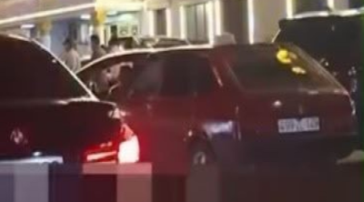 Bakıda şadlıq sarayının qarşısında kütləvi dava: Polis hərəkətə keçdi - FOTO