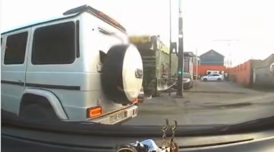 Qırmızıda keçdi, irad bildirən sürücünün də maşınını vurdu– Video