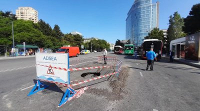 Sürücülərin nəzərinə! Bakının mərkəzində yol çökdü – FOTO