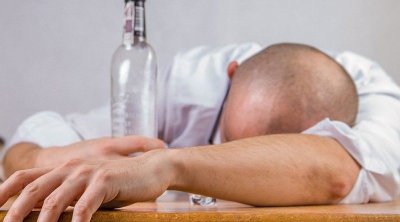 Sərxoş kişi qonaq qaldığı evin sahibini döydü