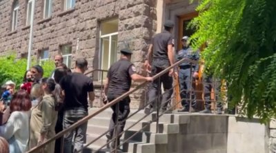 İrəvanda gərginlik: MSK rəsmi nəticələri elan etdi, müxalifət binanın qarşısına toplandı - VİDEO