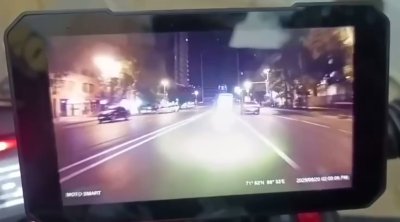 Bakıda minik avtomobili motosikletçini vurdu - ANBAAN VİDEO