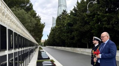 Britaniya səfiri Şəhidlər xiyabanını ziyarət etdi - FOTO