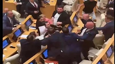 Gürcüstan parlamentinin iclasında DAVA: Deputatlar əlbəyaxa oldular - VİDEO
